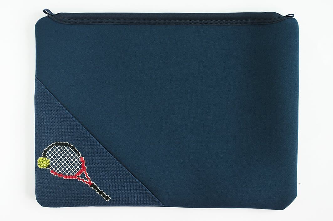 Tipi MacBook Pro/Air 13” Artesanal Sleeve with racquet embroidery.