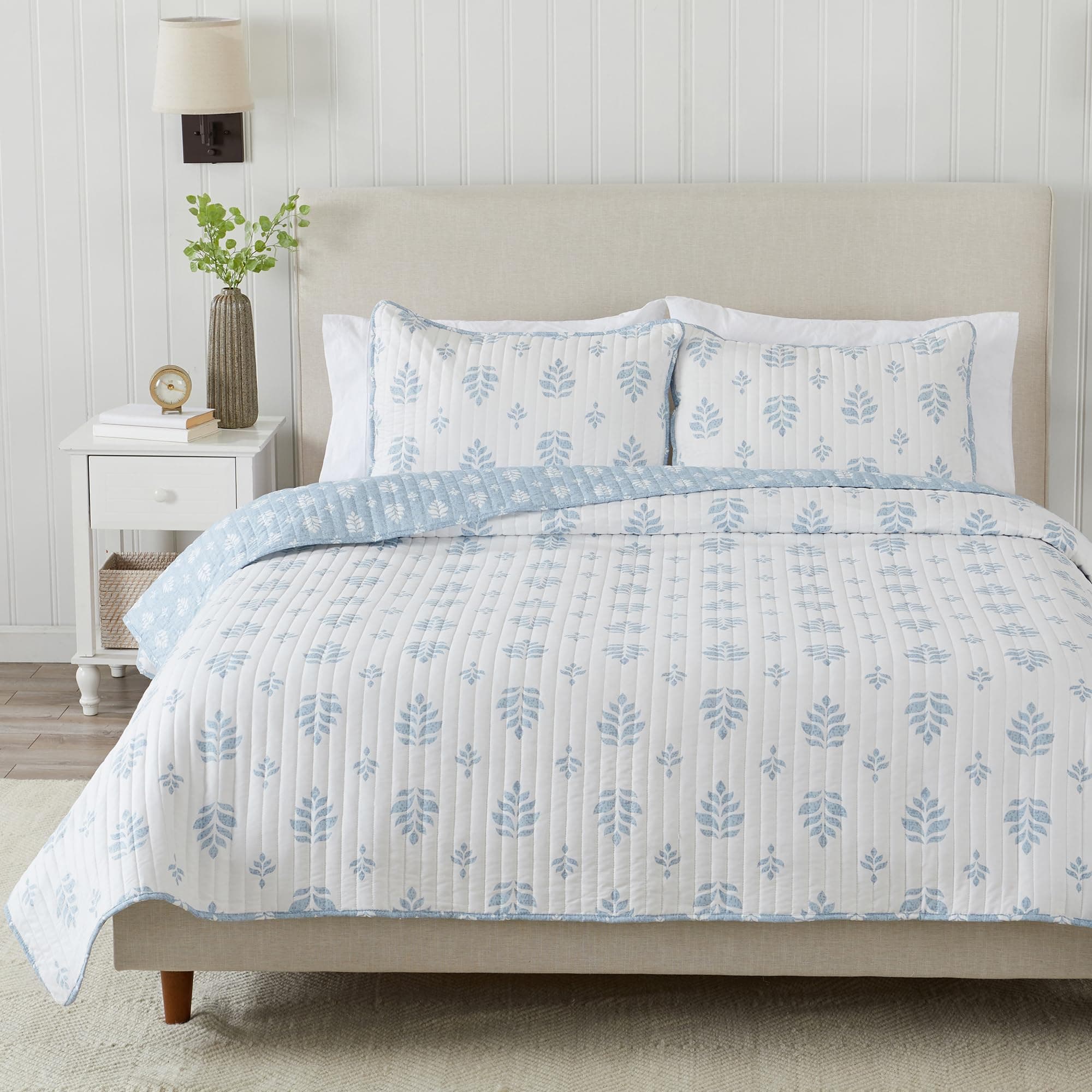 Great Bay Home Floral King Quilt Set with Shams, French Floral Bedding Set, All-Season, Lightweight Bedspread. Reversible, Farmhouse Bedding. (King, Colette)